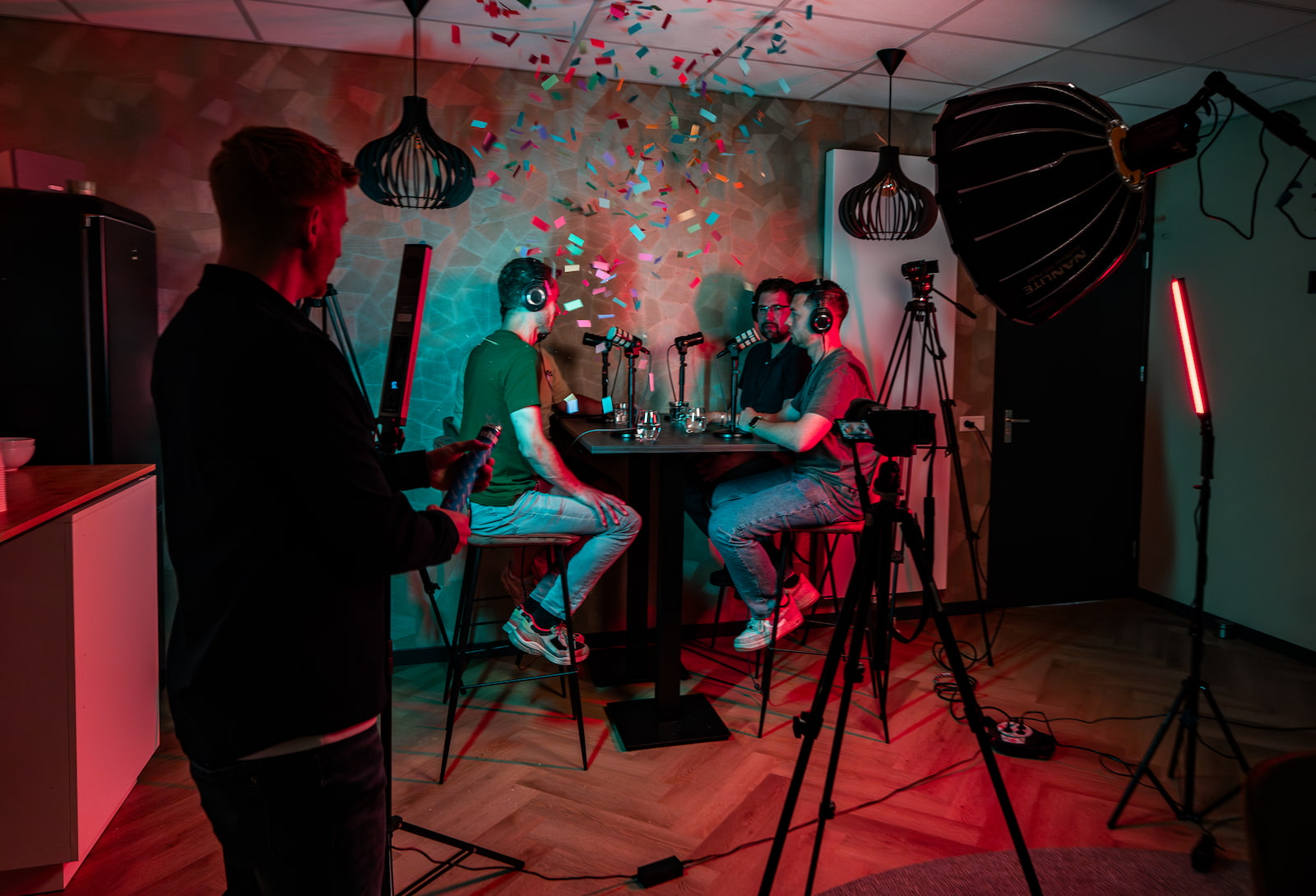 Interview-opname met meerdere gasten aan tafel