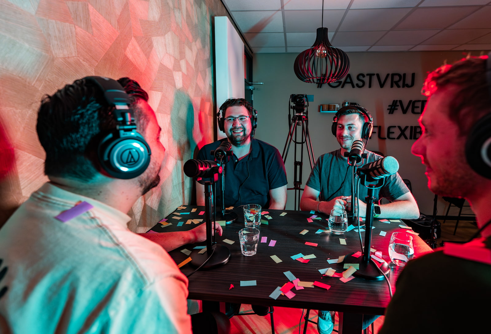 Mobiele podcastopstelling opgebouwd in een vergaderlocatie